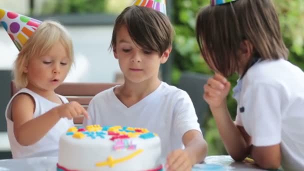 可爱的快乐的孩子们 小孩子们带着气球 兄弟姐妹和彩色自制的蛋糕在家里庆祝生日 — 图库视频影像