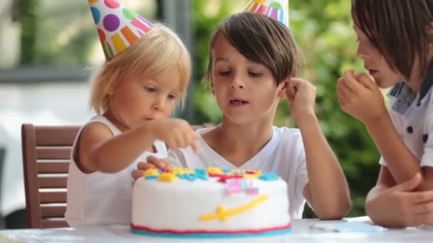 Crianças Felizes Adoráveis Meninos Pequenos Comemorando Aniversário Casa Com Balões — Vídeo de Stock