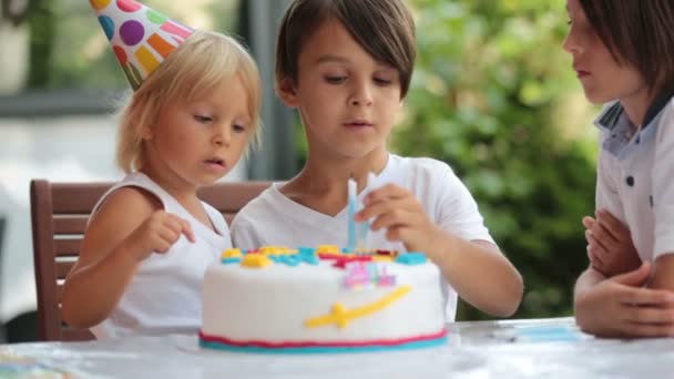 Urocze Szczęśliwe Dzieci Mali Chłopcy Świętujący Urodziny Domu Balonami Rodzeństwem — Wideo stockowe