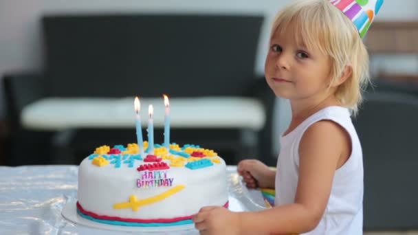 Adorables Niños Felices Niños Pequeños Celebrando Cumpleaños Casa Con Globos Video de stock libre de derechos