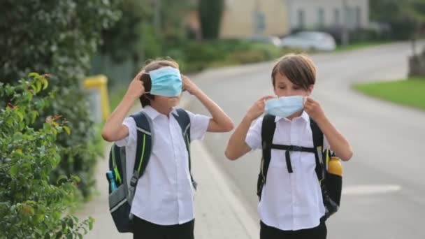 Μαθητές Αγόρια Που Επιστρέφουν Στο Σχολείο Μετά Τις Καλοκαιρινές Διακοπές — Αρχείο Βίντεο