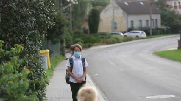 暑假后返回学校 带着医疗面罩上学的孩子 因为验尸报告19 — 图库视频影像