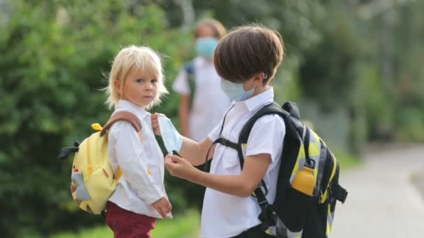 Skolbarn Pojkar Går Tillbaka Till Skolan Efter Sommarlovet Barn Går — Stockvideo