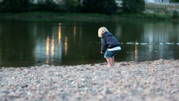 Prachtig Portret Van Kind Meer Spelende Kinderen Het Water Bij — Stockvideo