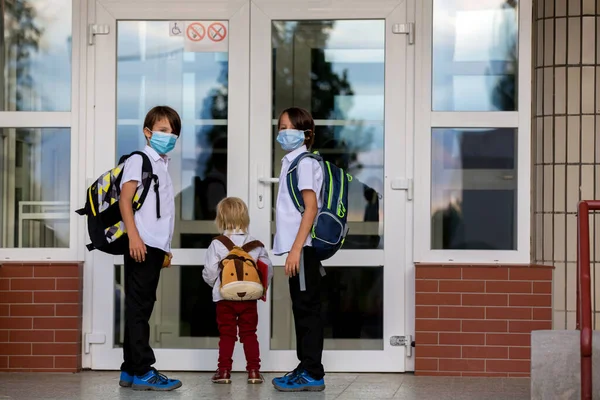 Crianças Escola Meninos Usando Máscaras Médicas Voltando Para Escola Após — Fotografia de Stock
