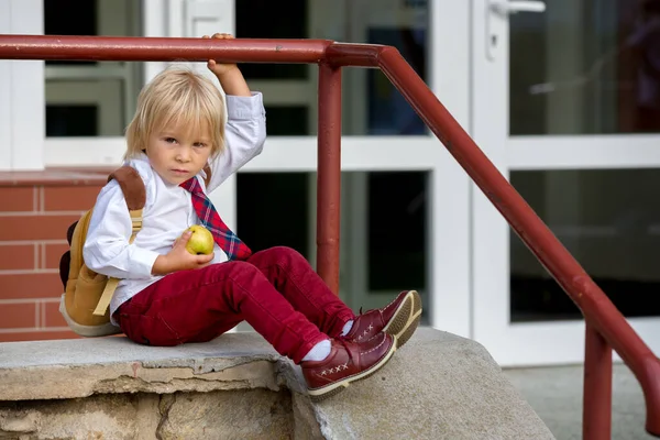 Blondynka Przedszkolu Ładny Chłopak Mundurze Trzymający Jabłko Raz Pierwszy Wakacjach — Zdjęcie stockowe