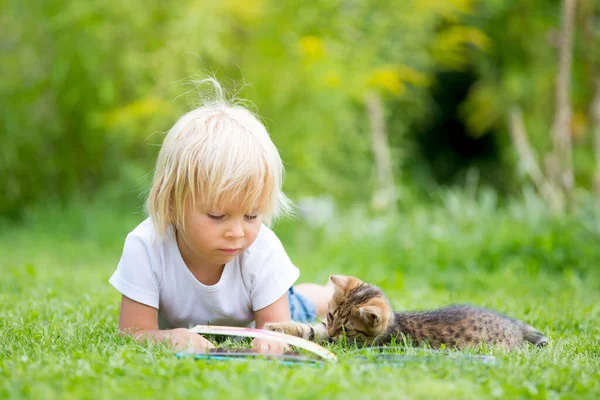 Schattig Blond Peuter Kind Lieve Jongen Spelen Tuin Met Kleine — Stockfoto