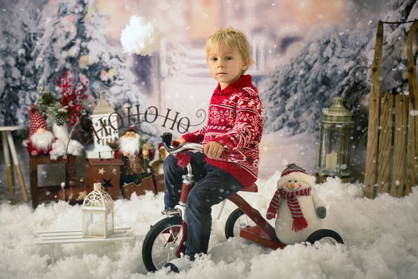 Lindo Chico Niño Preescolar Jugando Nieve Aire Libre Navidad Concepto —  Fotos de Stock