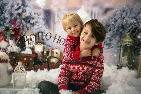 可爱的男孩 男孩的兄弟 漂亮的孩子 在外面的雪地里玩耍 圣诞概念工作室拍摄 — 图库照片
