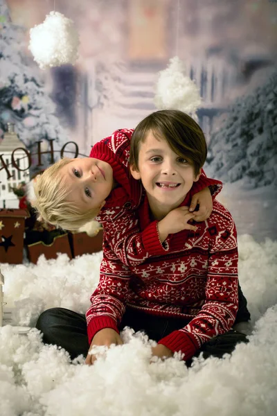 Tatlı Çocuklar Erkek Kardeşler Güzel Çocuklar Dışarıda Karda Oynuyorlar Noel — Stok fotoğraf
