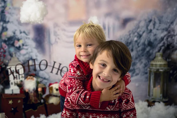 Roztomilí Kluci Chlapci Bratři Krásné Děti Hraní Sněhu Venku Vánoční — Stock fotografie