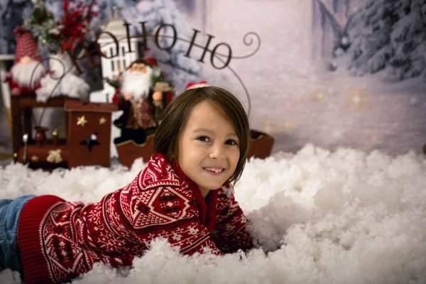 Roztomilý Chlapec Školní Dítě Hraní Sněhu Venku Vánoční Koncept Studio — Stock fotografie