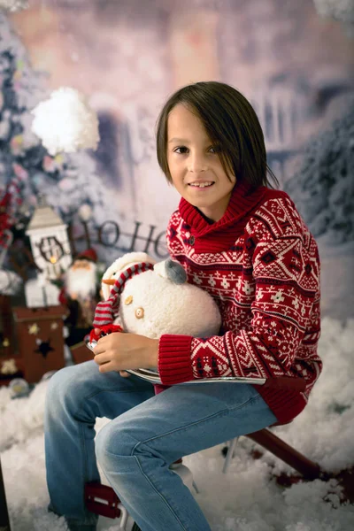 Lindo Chico Niño Escuela Jugando Nieve Aire Libre Navidad Concepto —  Fotos de Stock