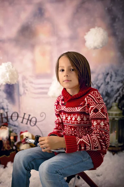 Lindo Chico Niño Escuela Jugando Nieve Aire Libre Navidad Concepto —  Fotos de Stock