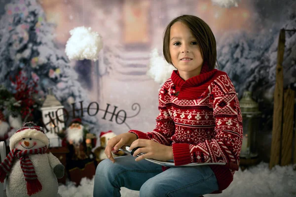Yakışıklı Çocuk Okul Çocuğu Dışarıda Karda Oynayan Noel Konsepti Stüdyosu — Stok fotoğraf
