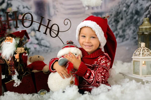Roztomilý Chlapec Předškolní Dítě Hraní Sněhu Venku Vánoční Koncept Studio — Stock fotografie