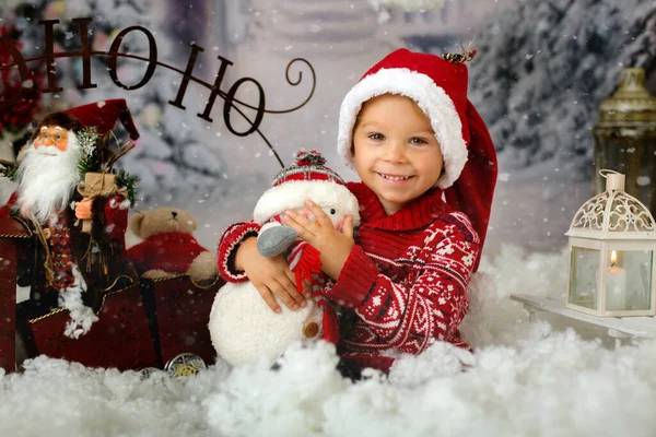 Netter Junge Vorschulkind Draußen Schnee Spielen Weihnachtsstudio Gedreht — Stockfoto