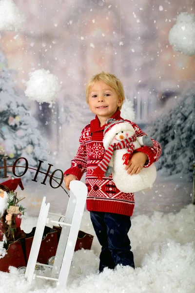 Rapaz Bonito Criança Pré Escolar Brincando Neve Livre Tiro Estúdio — Fotografia de Stock