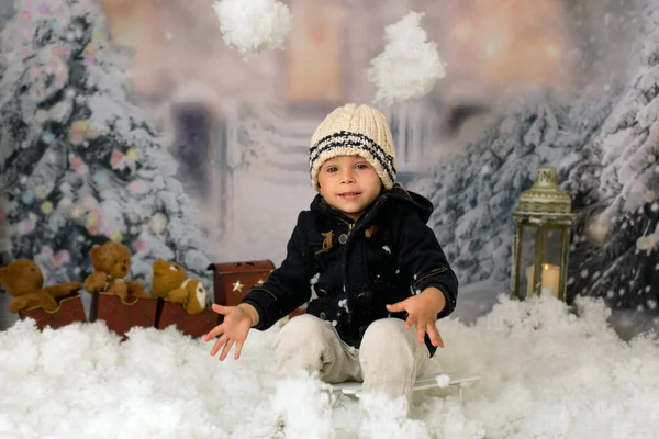 Sevimli Çocuk Anaokulu Çocuğu Dışarıda Karda Oynayan Stüdyo Fotoğrafı Çeken — Stok fotoğraf