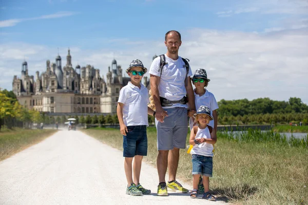 Familia Feliz Disfrutando Día Castillo Valle Del Loira Francia Día — Foto de Stock