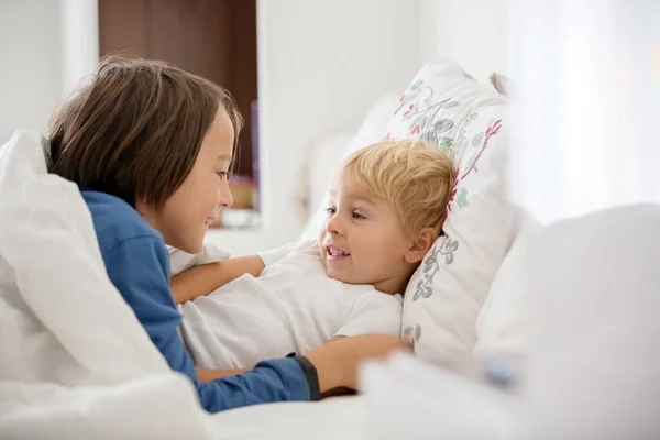 Zwei Süße Kinder Junge Brüder Die Zusammen Bett Liegen Reden — Stockfoto