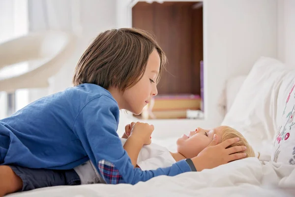 Two Sweet Children Boy Brothers Lying Bed Together Talking Smiling — Stock Photo, Image