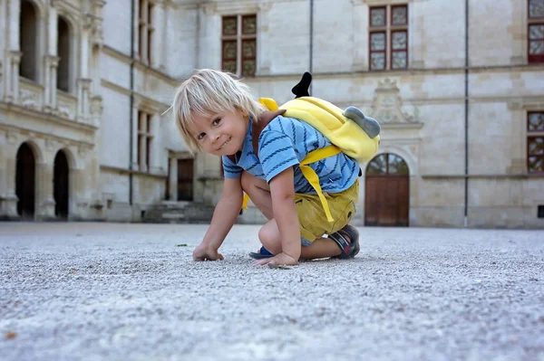Παιδί Νήπιο Αγόρι Παίζει Στην Αυλή Κάθεται Και Χαμογελάει Στην — Φωτογραφία Αρχείου