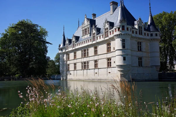 夏日晴朗的天空下 法国宏伟的城堡 — 图库照片