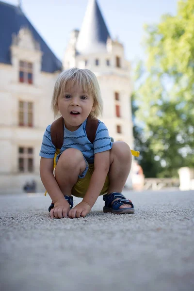 Niño Niño Pequeño Jugando Parque Corriendo Asimilando — Foto de Stock