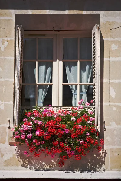 Çiçekli Pencere Kırmızı Çiçekli Saksılar — Stok fotoğraf