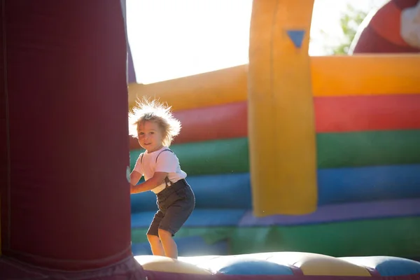 Crianças Meninos Jogando Salto Trampolim Colorido Parque — Fotografia de Stock
