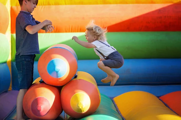 Barn Pojkar Spelar Hoppning Färgglada Studsmatta Parken — Stockfoto