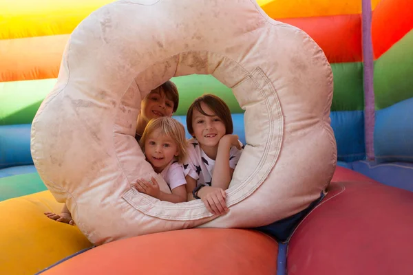 Barn Pojkar Spelar Hoppning Färgglada Studsmatta Parken — Stockfoto