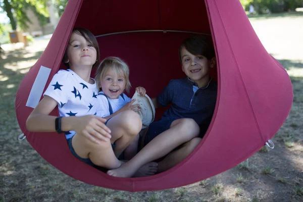 Drei Kinder Jungen Die Sommer Einem Park Einer Großen Stoffschaukel — Stockfoto