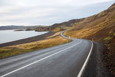 İzlanda yolunun manzarası ve doğanın güzel gerçek görüntüsü. Sonbahar zamanı, İzlanda.