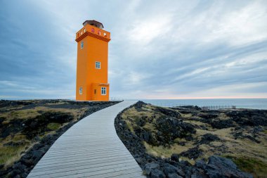 İzlanda 'daki Snaefellsjokull Ulusal Parkı' nda, gün batımında, lav tarlasında deniz feneri.