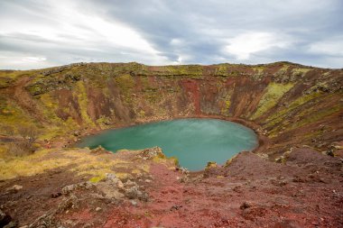 İzlanda 'daki Kerid krater gölü, sonbahar zamanı