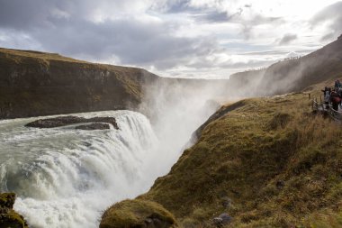 İzlanda 'daki dağlarda sonbaharda görkemli Gullfoss şelalesi manzarası
