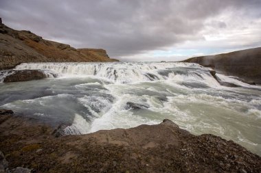 İzlanda 'daki dağlarda sonbaharda görkemli Gullfoss şelalesi manzarası