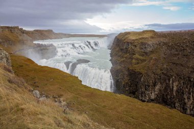 İzlanda 'daki dağlarda sonbaharda görkemli Gullfoss şelalesi manzarası