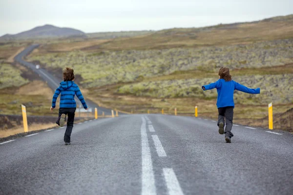 Enfants Courant Sur Une Route Vide Dans Une Belle Nature — Photo