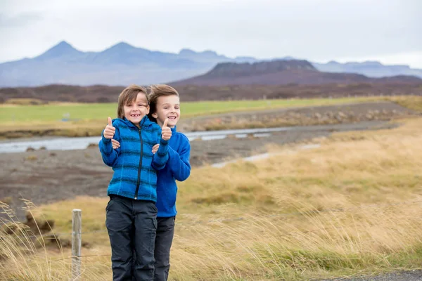 Crianças Brincando Uma Estrada Perto Vulcão Não Ativo Snaefellsjokull National — Fotografia de Stock