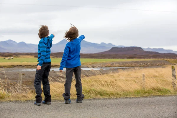 Çocuklar Zlanda Snaefellsjokull Ulusal Parkı Nda Aktif Olmayan Bir Volkanda — Stok fotoğraf