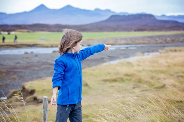 Crianças Brincando Uma Estrada Perto Vulcão Não Ativo Snaefellsjokull National — Fotografia de Stock