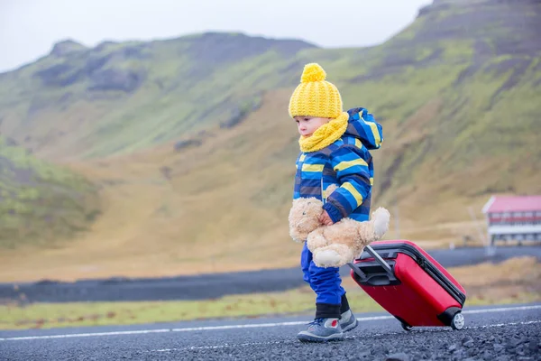 Niedliches Kleinkind Junge Mit Teddybär Und Koffer Der Hand Läuft — Stockfoto