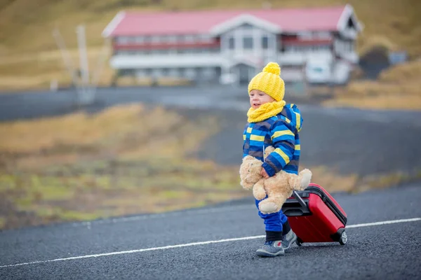 Niedliches Kleinkind Junge Mit Teddybär Und Koffer Der Hand Läuft — Stockfoto
