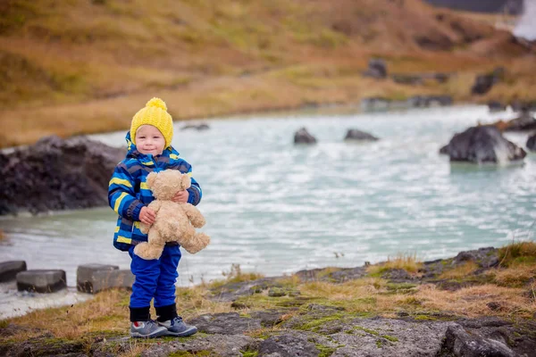 Kleiner Junge Mit Teddybär Steht Einem Regnerischen Tag Vor Einem — Stockfoto