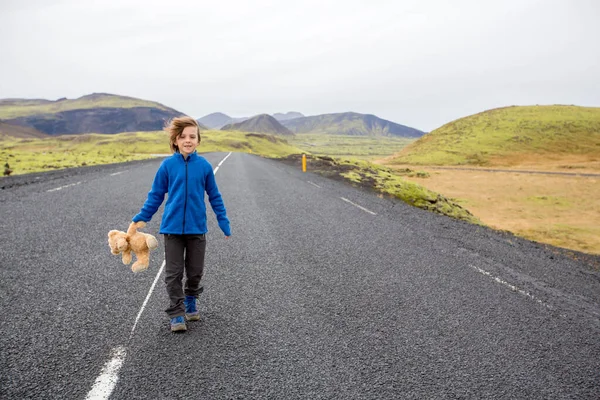 Enfant Mignon Garçon Âge Préscolaire Avec Ours Peluche Main Courant — Photo