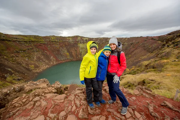 Dzieci Chłopcy Pozowanie Przed Jeziorem Krateru Kerid Islandii Jesień — Zdjęcie stockowe