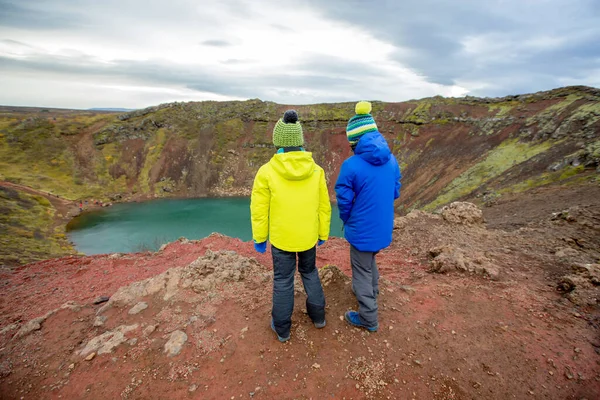 Dzieci Chłopcy Pozowanie Przed Jeziorem Krateru Kerid Islandii Jesień — Zdjęcie stockowe